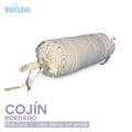 Cojín cilíndrico bordado cuna blanco beige en color blanco con beige, ideal para decorar la cuna.