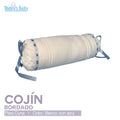 Cojín cilíndrico bordado cuna blanco azul con diseño elegante para el descanso del bebé.
