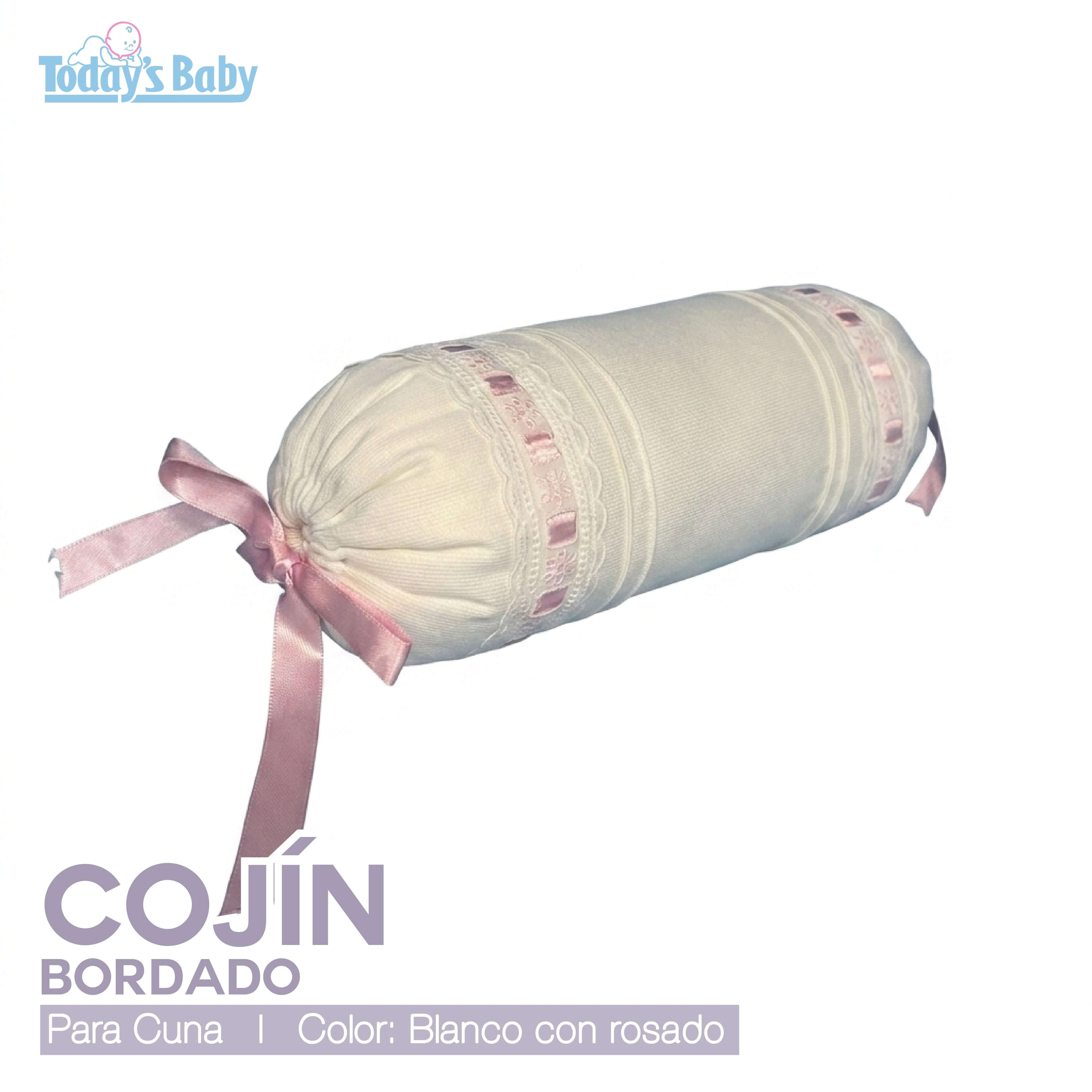 Cojín cilíndrico bordado para cuna en color blanco con rosado, ideal para decorar la habitación del bebé.
