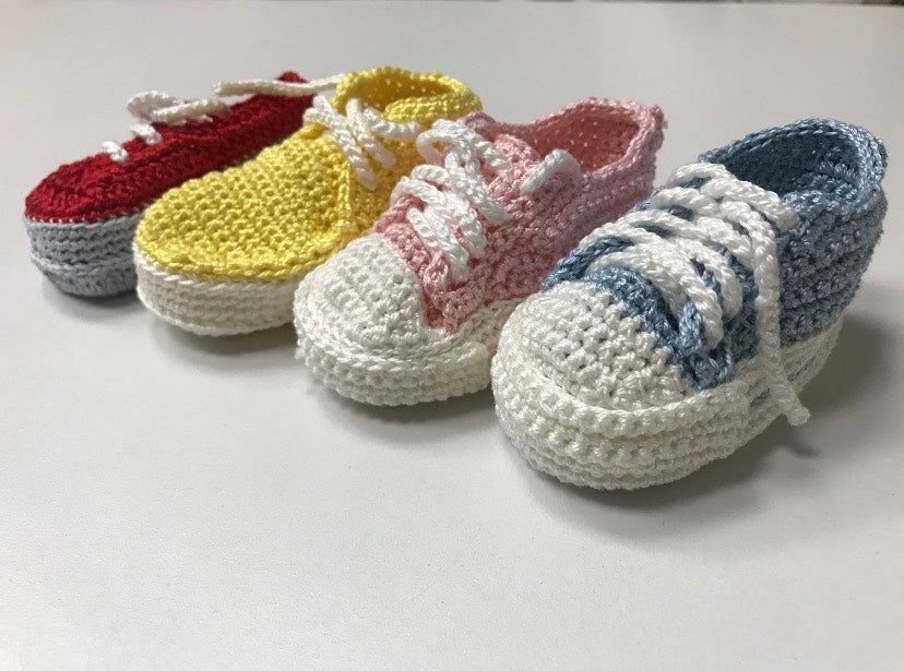 Patucos tipo Converse tejidos a mano