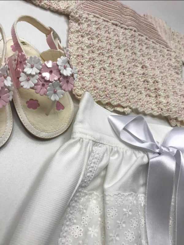 Faldón, Swetter y sandalias